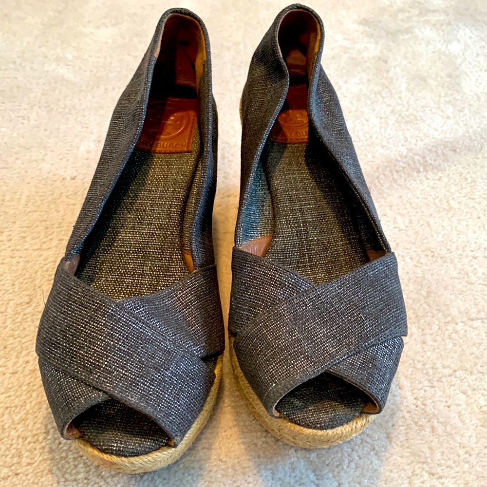 Beautiful Tory burch low wedge ...great condition!